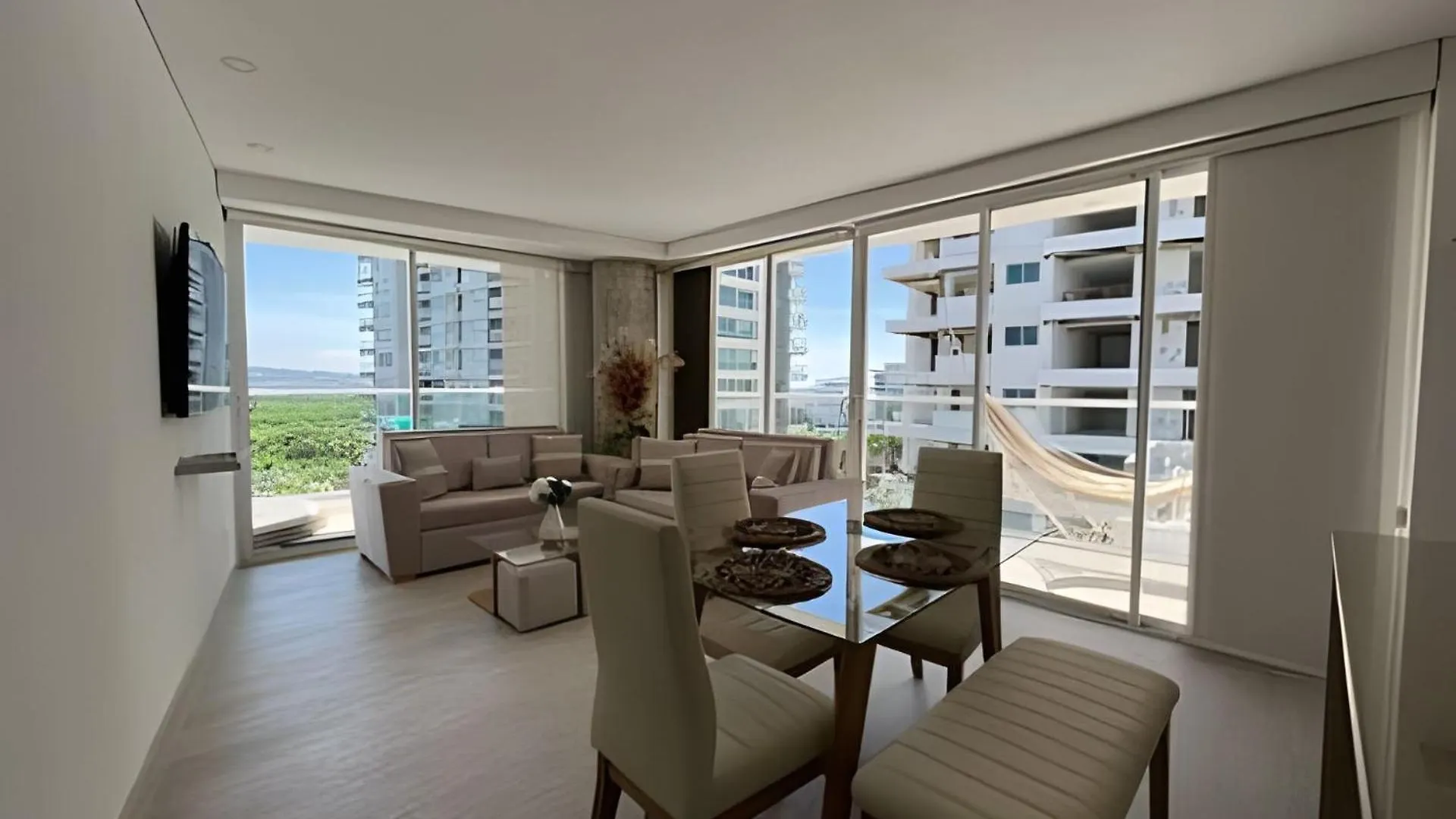 Apartamento 2 Dormitorios. Jacuzzi Y Vista Mar contacts